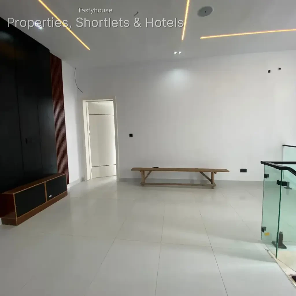4 BEDROOM FULLY DETACHED DUPLEX