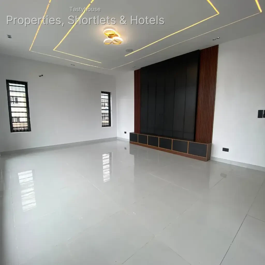 4 BEDROOM FULLY DETACHED DUPLEX