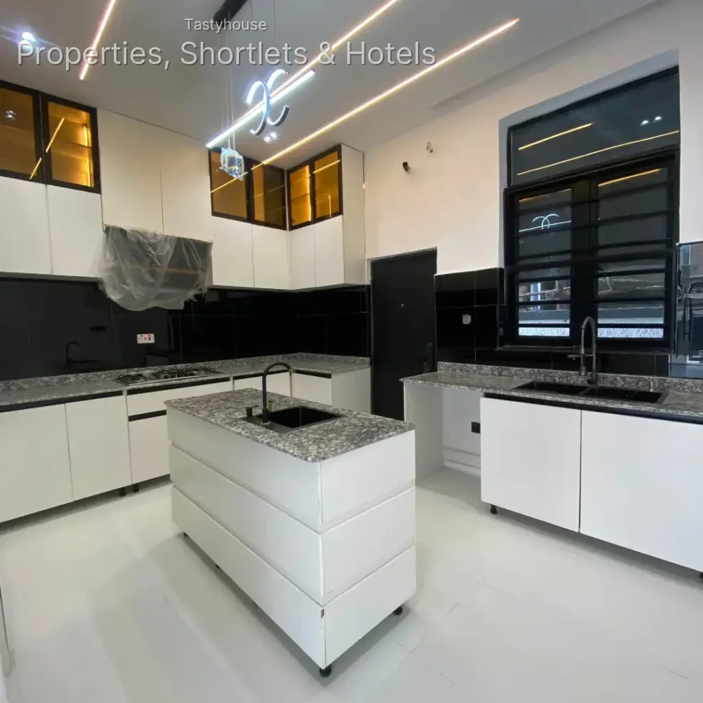 4 BEDROOM FULLY DETACHED DUPLEX