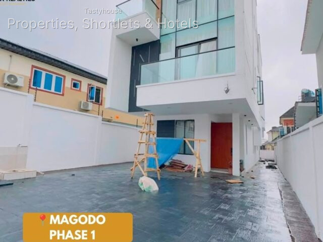 CONTEMPORARY 5 BEDROOM FULLY DETACHED DUPLEX WITH STUDY, POOL, BỌ