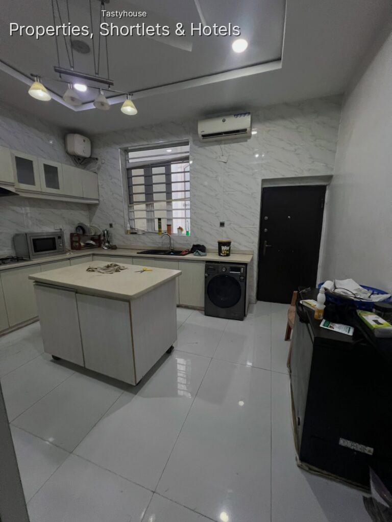5 BEDROOM DETACHED