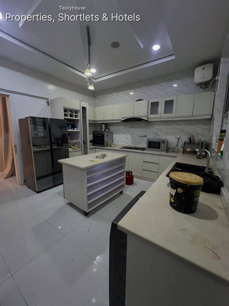 5 BEDROOM DETACHED
