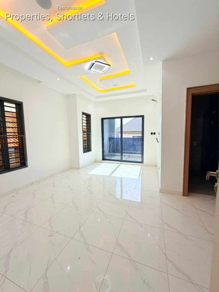 5BEDROOM FULLY DETACHED DUPLEX