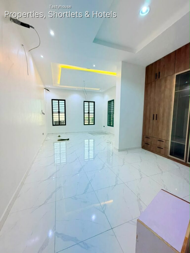 5BEDROOM FULLY DETACHED DUPLEX
