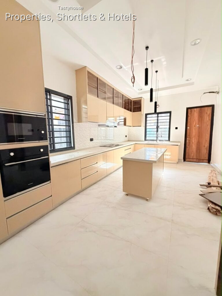5BEDROOM FULLY DETACHED DUPLEX