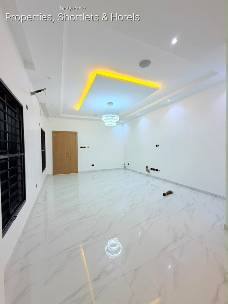 5BEDROOM FULLY DETACHED DUPLEX