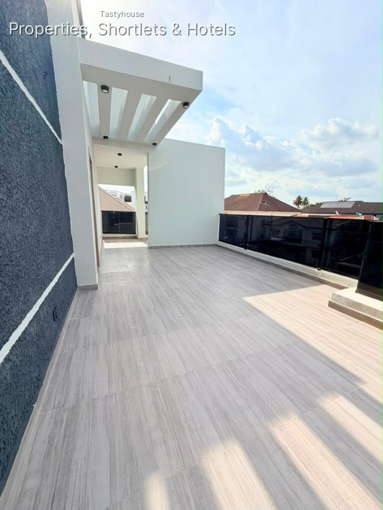 5BEDROOM FULLY DETACHED DUPLEX