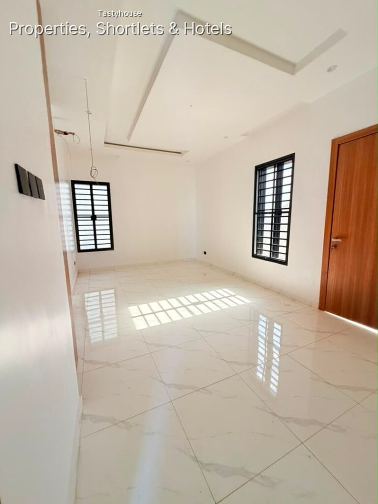 5BEDROOM FULLY DETACHED DUPLEX