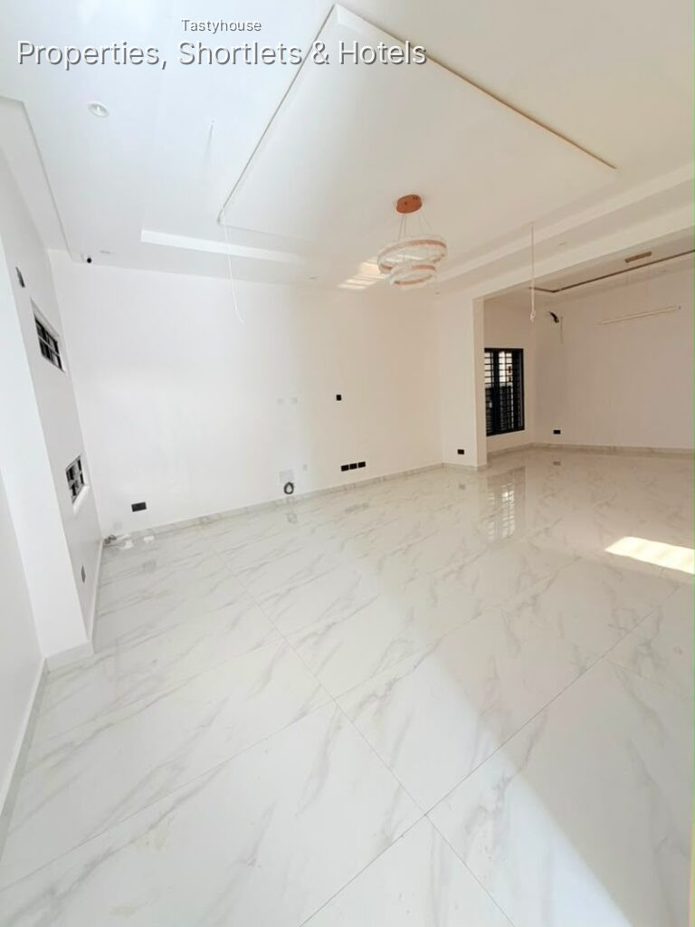 5BEDROOM FULLY DETACHED DUPLEX