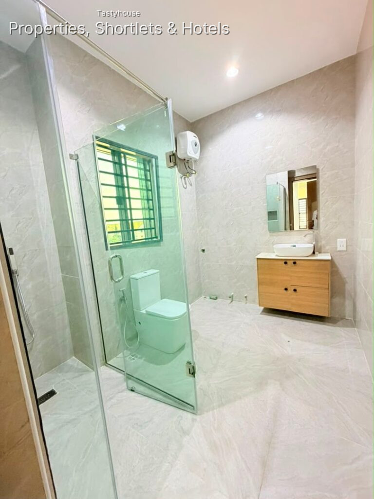 5BEDROOM FULLY DETACHED DUPLEX