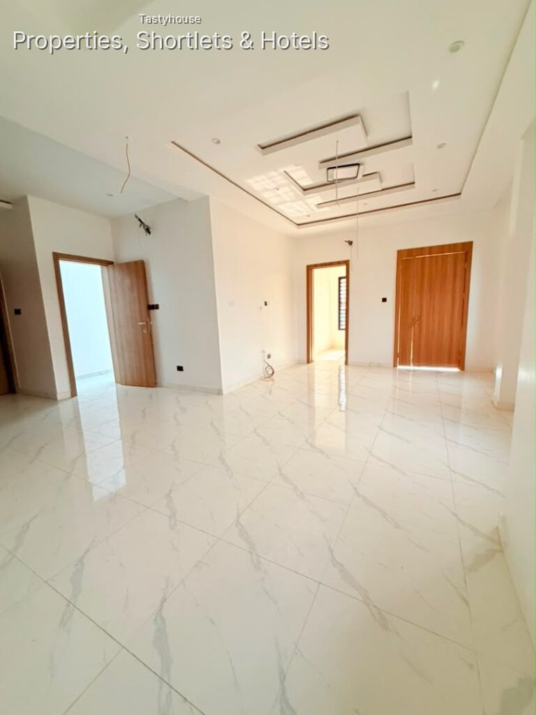 5BEDROOM FULLY DETACHED DUPLEX