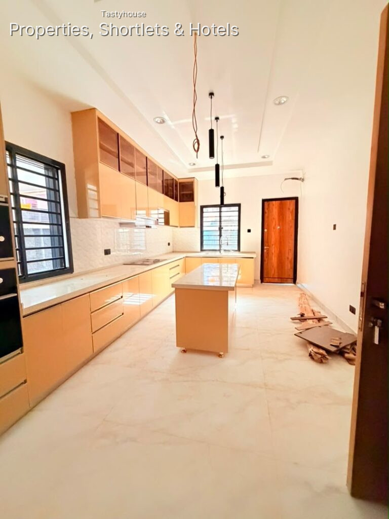 5BEDROOM FULLY DETACHED DUPLEX