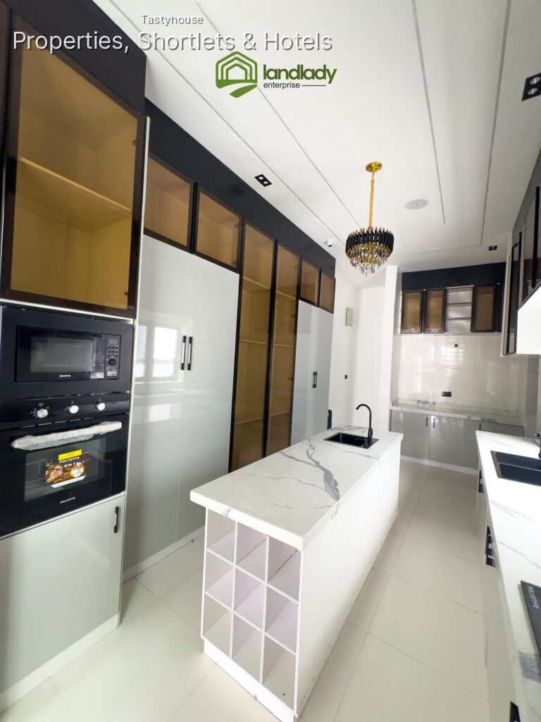 5 bedroom fully detached duplex