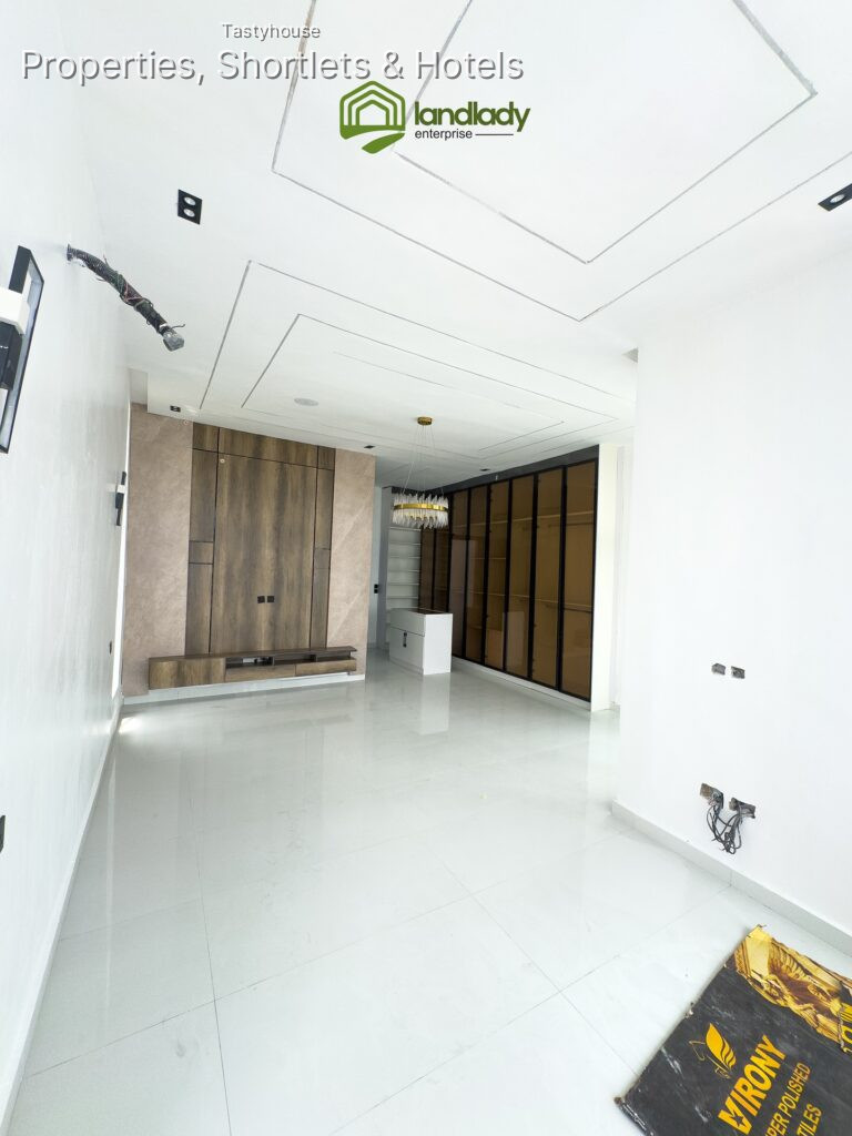 5 bedroom fully detached duplex