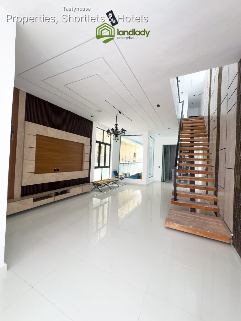 5 bedroom fully detached duplex