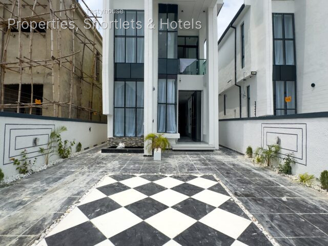 5 bedroom fully detached duplex