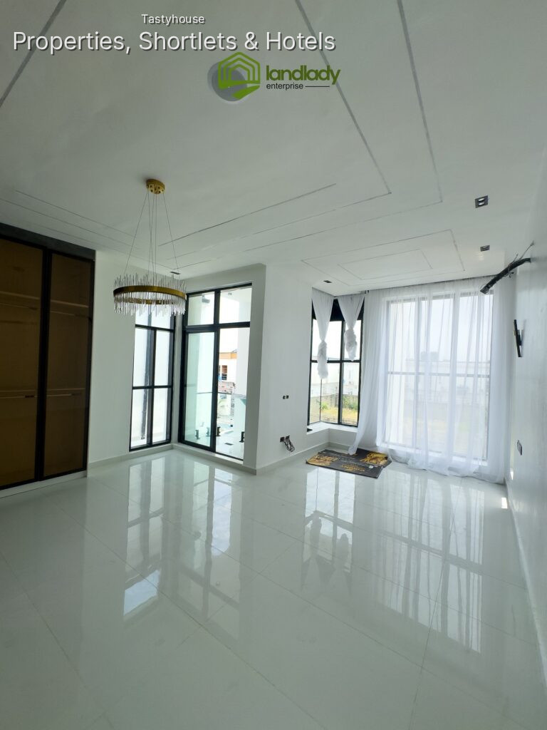 5 bedroom fully detached duplex