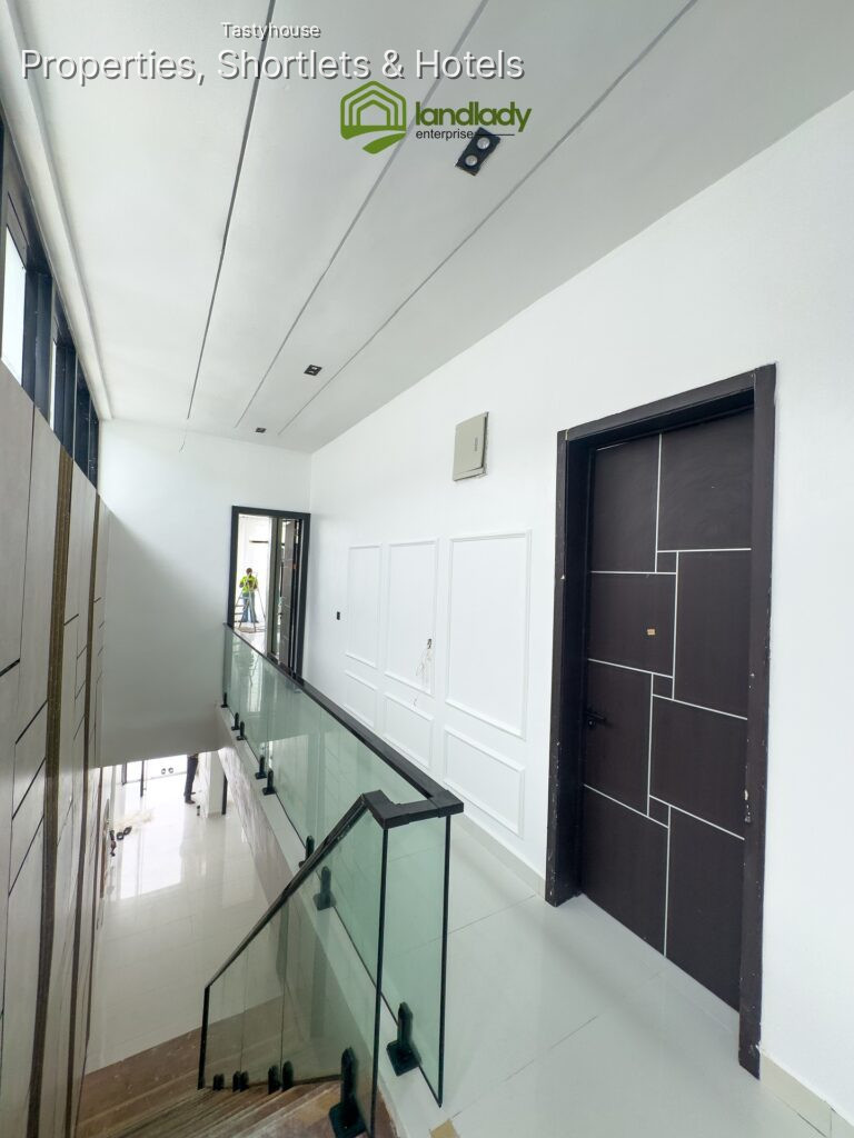 5 bedroom fully detached duplex