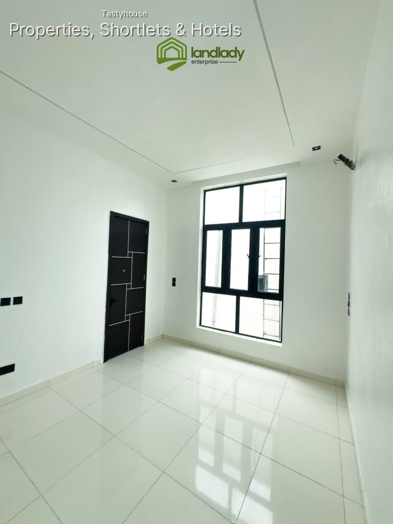 5 bedroom fully detached duplex