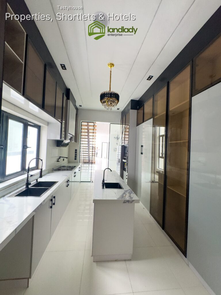 5 bedroom fully detached duplex