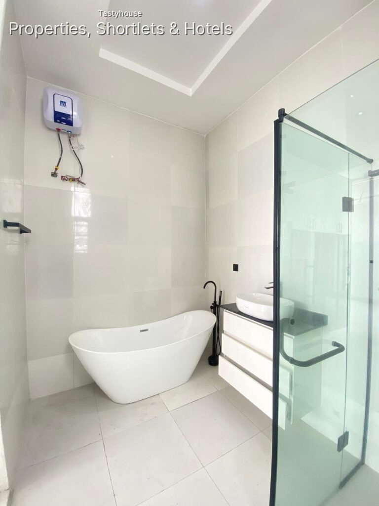 4BEDROOM FULLY DETACHED DUPLEX WITH A BỌ