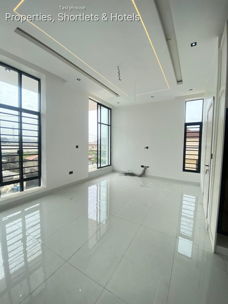 4BEDROOM FULLY DETACHED DUPLEX WITH A BỌ