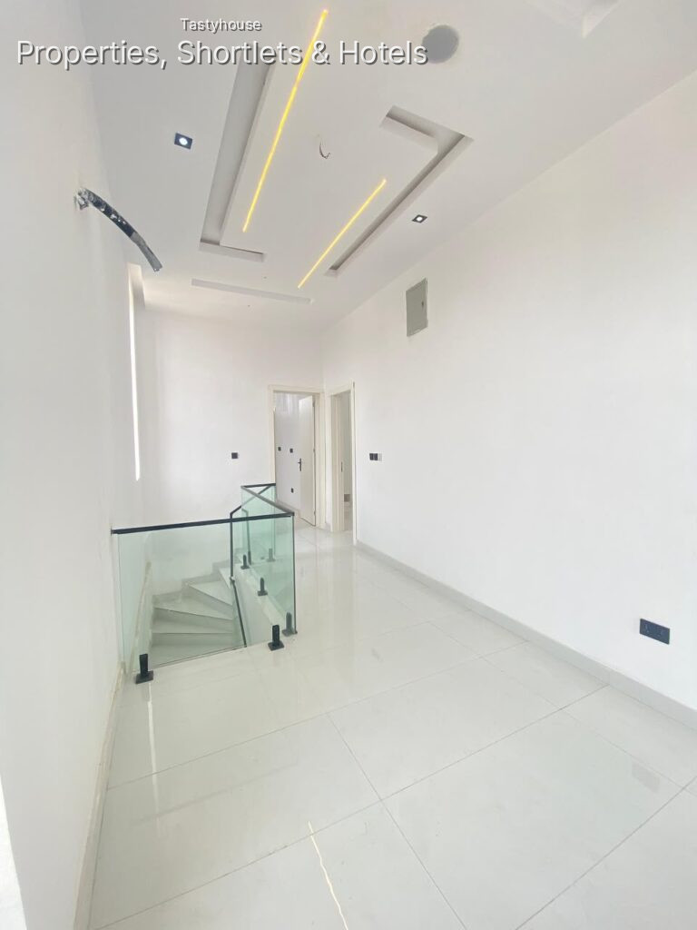 4BEDROOM FULLY DETACHED DUPLEX WITH A BỌ