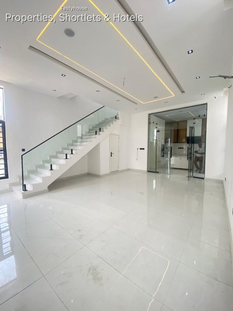 4BEDROOM FULLY DETACHED DUPLEX WITH A BỌ