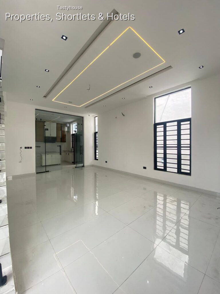 4BEDROOM FULLY DETACHED DUPLEX WITH A BỌ