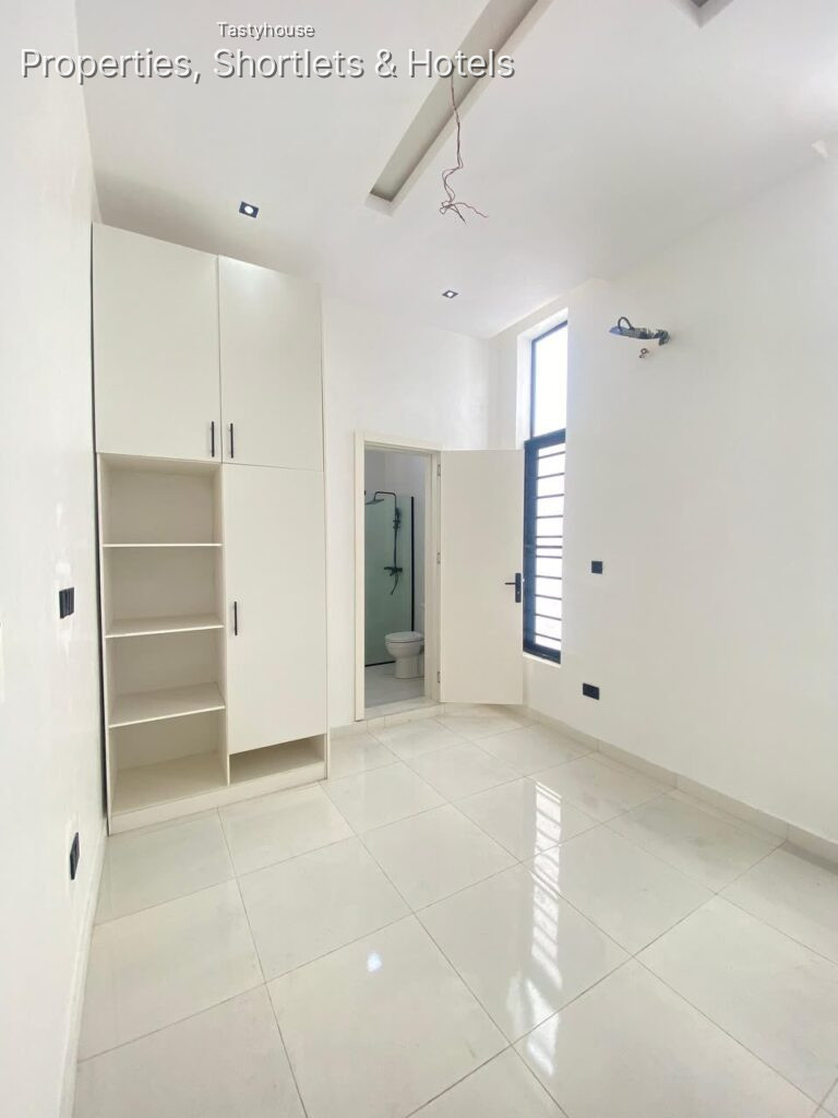 4BEDROOM FULLY DETACHED DUPLEX WITH A BỌ
