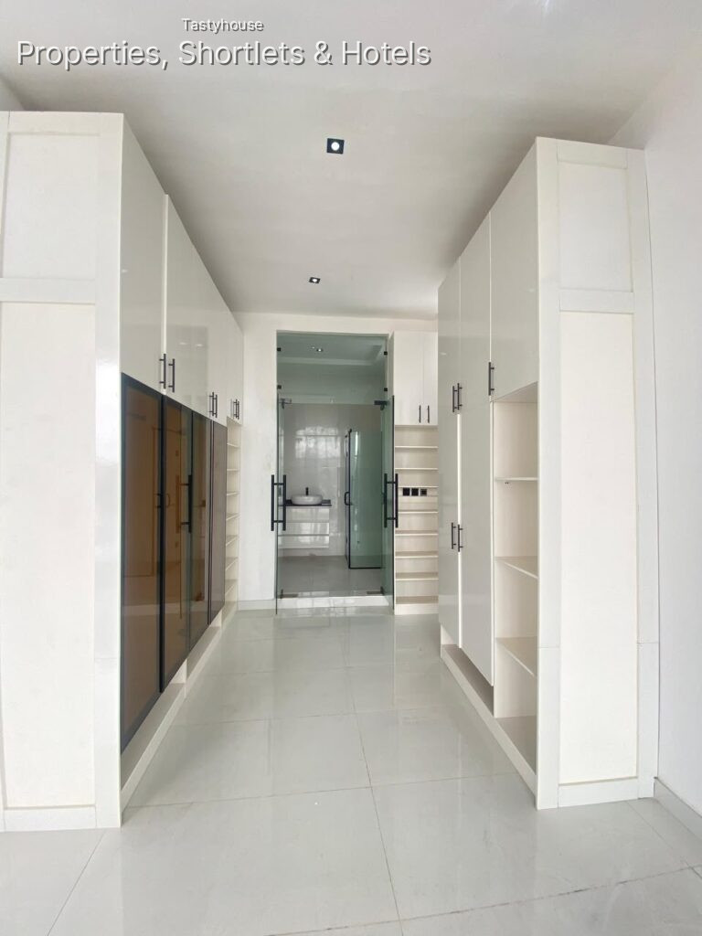 4BEDROOM FULLY DETACHED DUPLEX WITH A BỌ