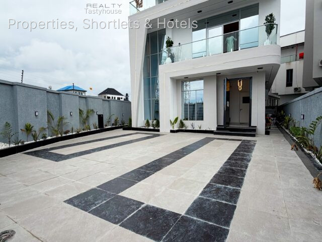 5 – bedroom Fully Detached Duplex | SwimmingPool
