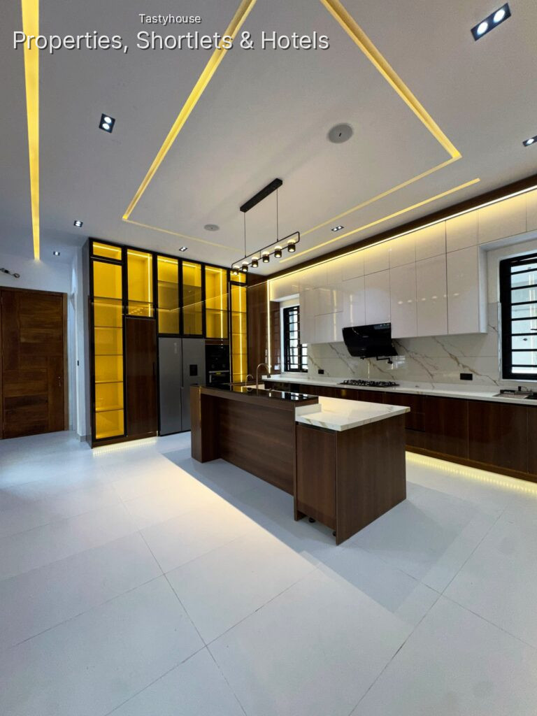 5-bedroom fully detached duplex with a BQ