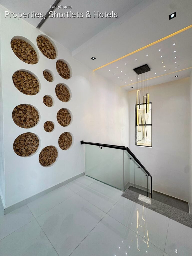 5-bedroom fully detached duplex with a BQ