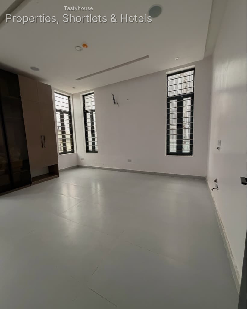 5 BEDR0OM FULLY DETACHED DUPLEX WITH A ROOM BỌ