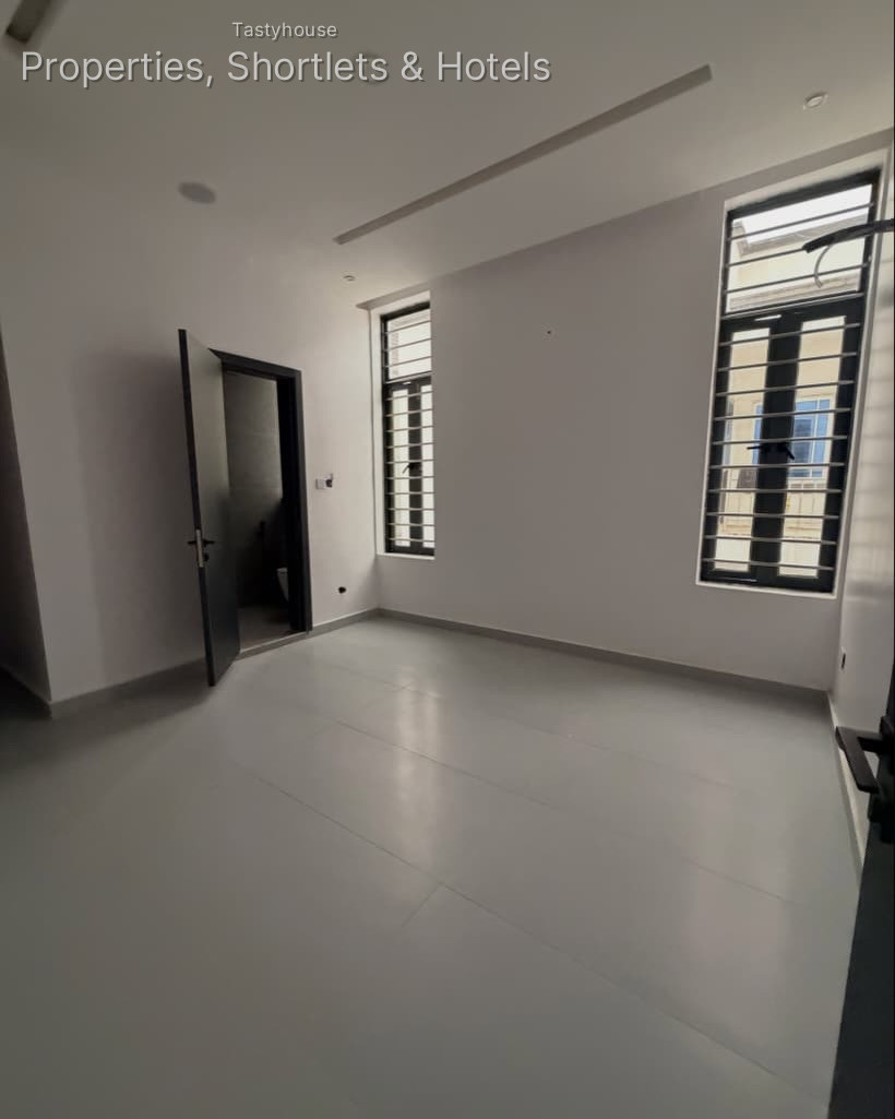 5 BEDR0OM FULLY DETACHED DUPLEX WITH A ROOM BỌ