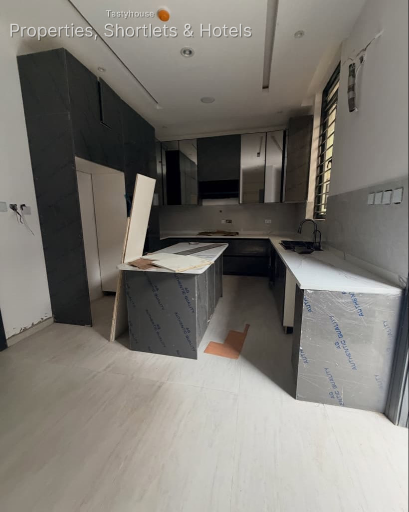 5 BEDR0OM FULLY DETACHED DUPLEX WITH A ROOM BỌ