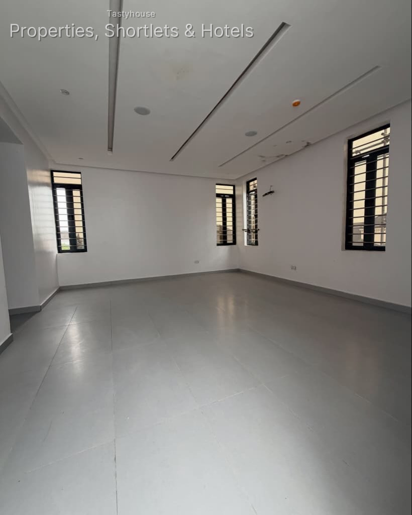 5 BEDR0OM FULLY DETACHED DUPLEX WITH A ROOM BỌ