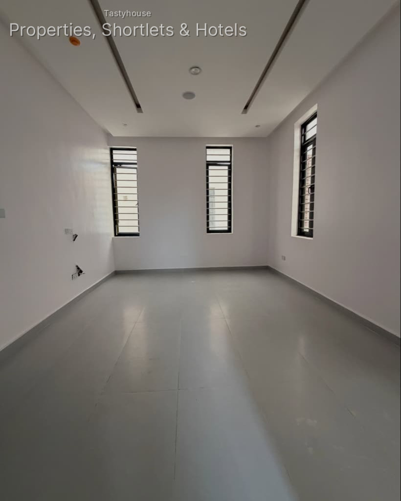 5 BEDR0OM FULLY DETACHED DUPLEX WITH A ROOM BỌ