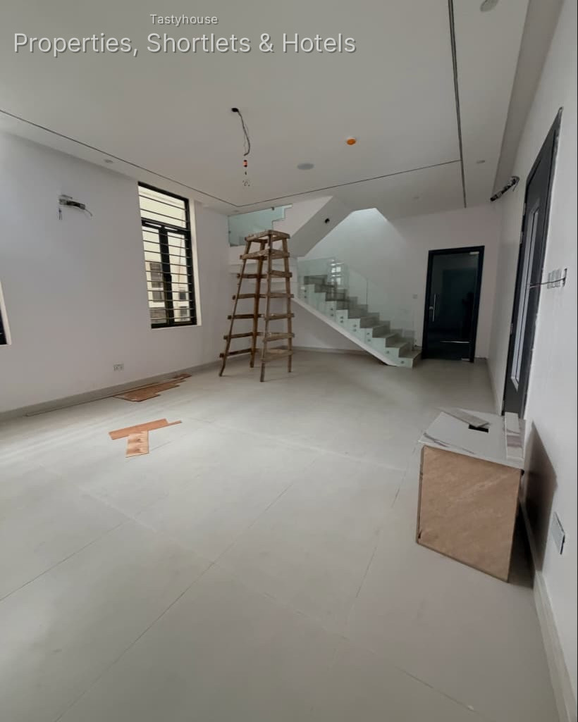 5 BEDR0OM FULLY DETACHED DUPLEX WITH A ROOM BỌ