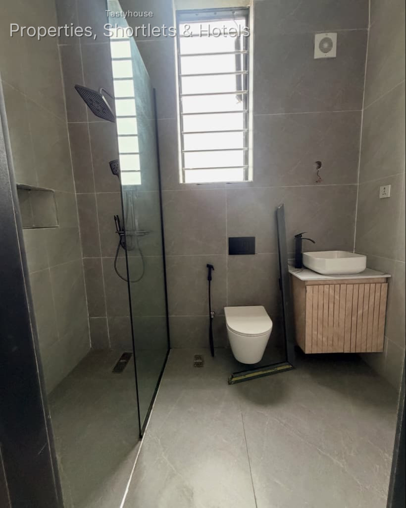 5 BEDR0OM FULLY DETACHED DUPLEX WITH A ROOM BỌ