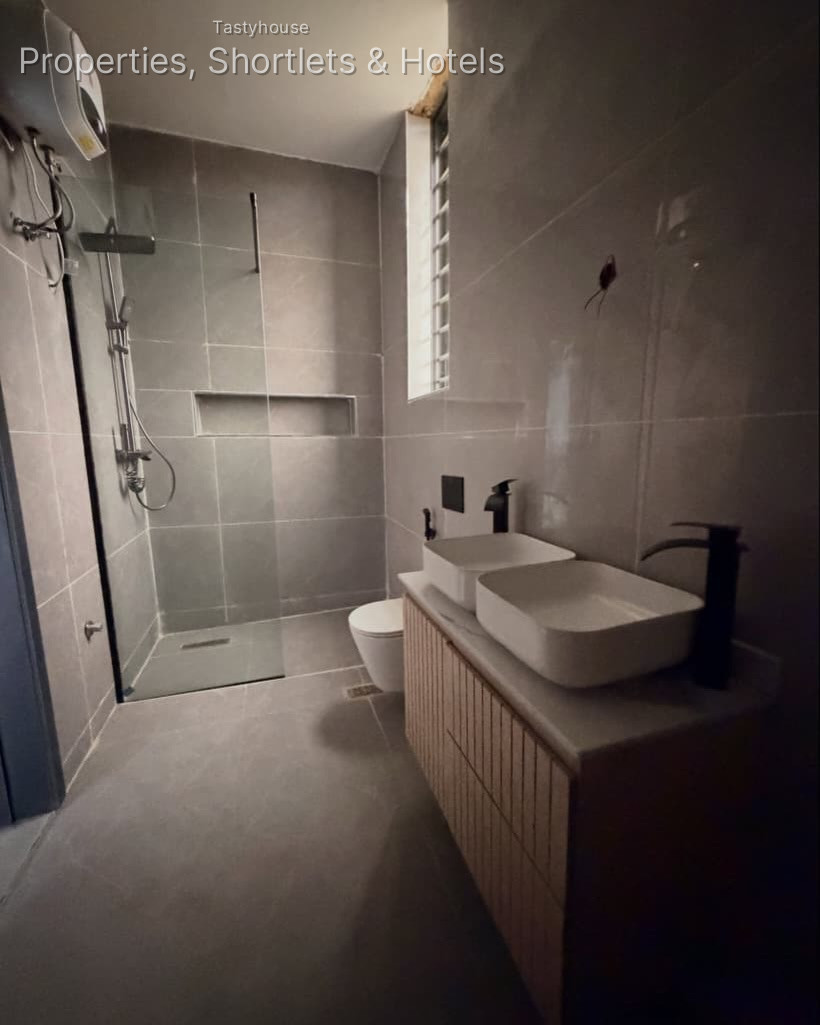 5 BEDR0OM FULLY DETACHED DUPLEX WITH A ROOM BỌ