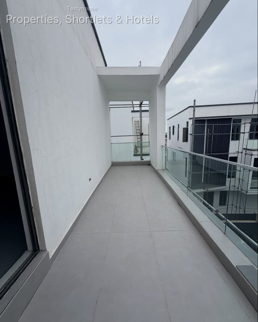 5 BEDR0OM FULLY DETACHED DUPLEX WITH A ROOM BỌ