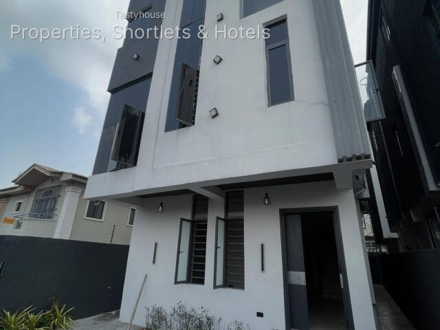 5 BEDROOM FULLY DETACHED DUPLEX