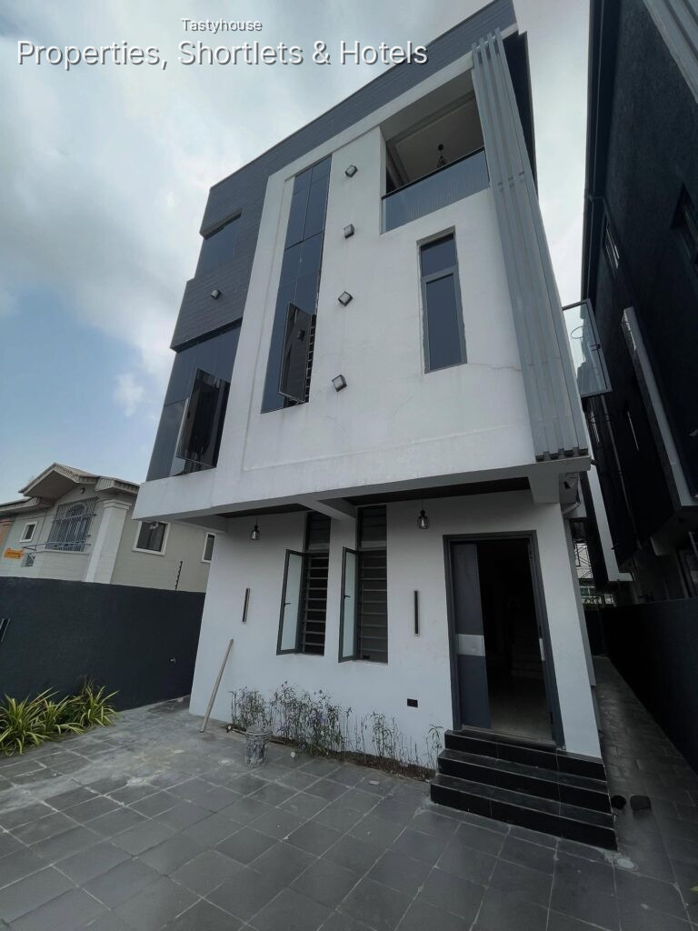 5 BEDROOM FULLY DETACHED DUPLEX