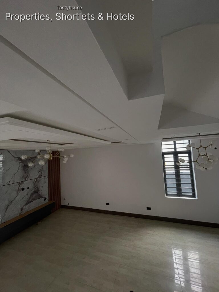5 BEDROOM FULLY DETACHED DUPLEX