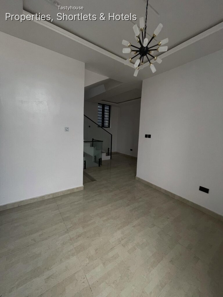 5 BEDROOM FULLY DETACHED DUPLEX