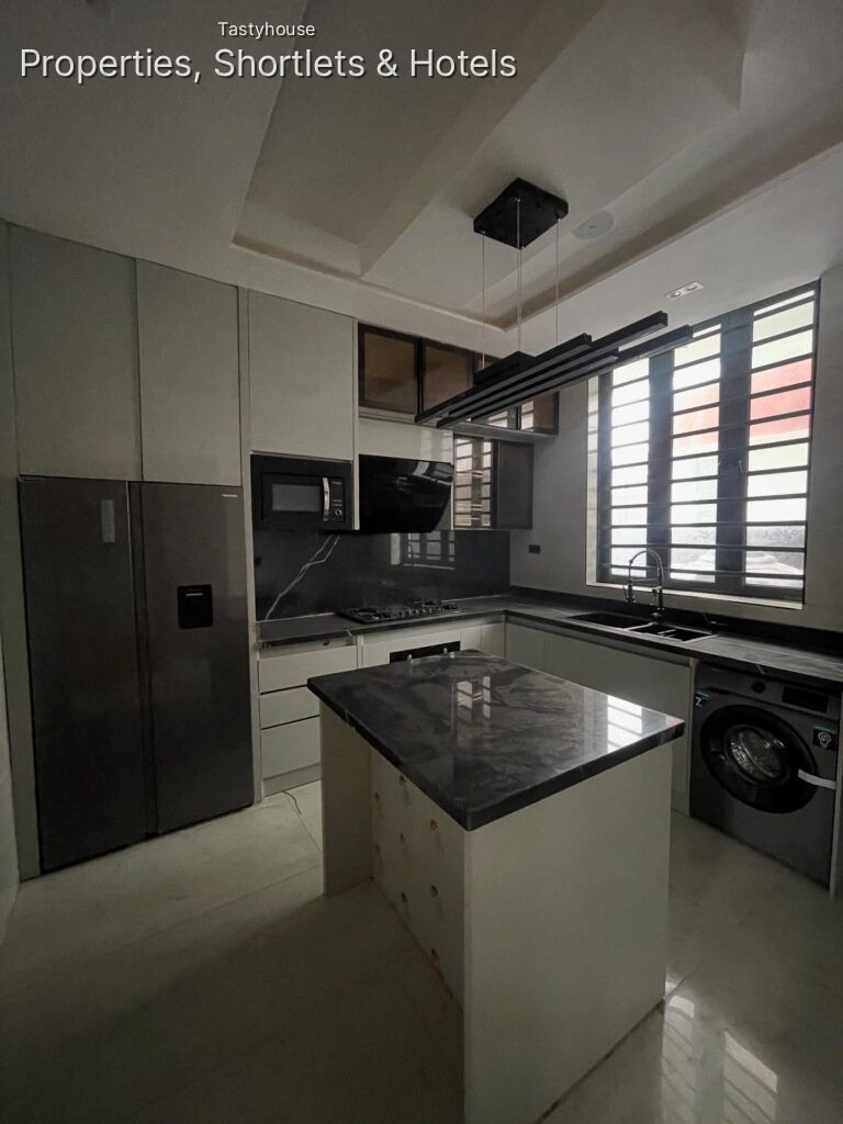 5 BEDROOM FULLY DETACHED DUPLEX