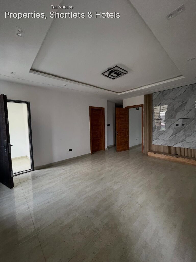 5 BEDROOM FULLY DETACHED DUPLEX