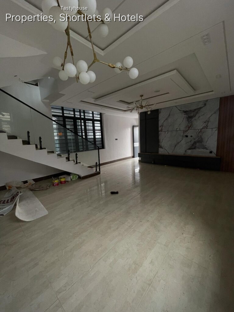 5 BEDROOM FULLY DETACHED DUPLEX